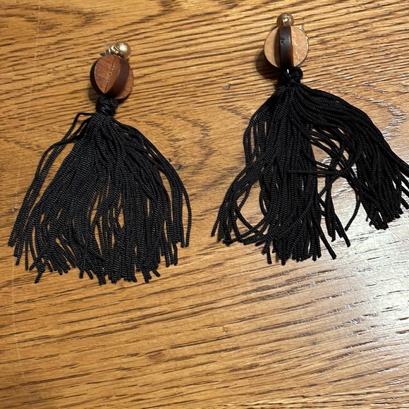 A lovely, light flirty pair of earrings for pierced ears - Picture 2 of 5